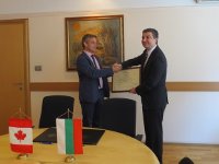Министър Драгомир Стойнев връчи сертификат за инвестиция клас "А"