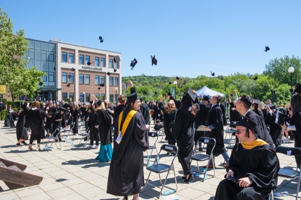 Абсолвентите на Американския университет се дипломират със съзнанието, че „успехът се извоюва, а не се дава“